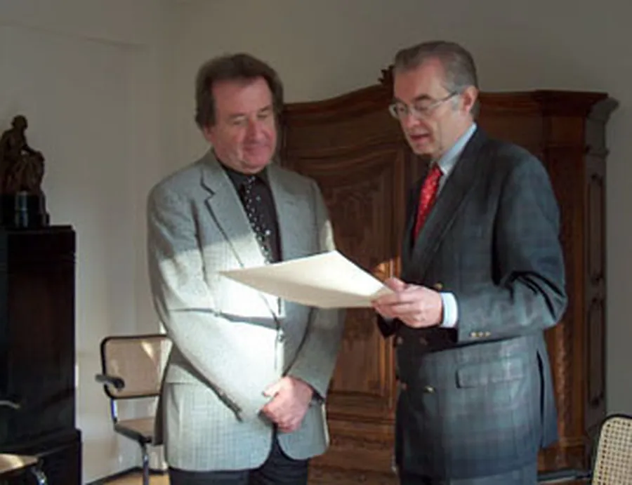Andreas Eckhardt überreicht Rudolf Buchbinder die Urkunde zur Ehrenmitgliedschaft.